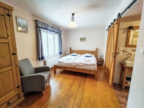 5 bedrooms, desk, internet