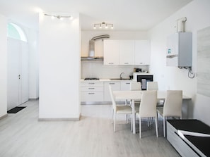 Kühlschrank, Ofen, Geschirrspüler, Kochgeschirr/Geschirr/Besteck