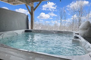 Outdoor spa tub - DeerLeapLodge- hot tub, foosball, near golf course (Killington)