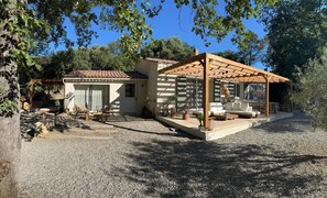 Terrace/patio - Charming cocooning house with swimming pool, comfort and well-being. (Lorgues)