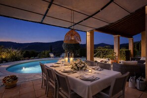 Outdoor dining - Villa Thymfalaise - Sea view, quiet, tennis court, private pool (Roquebrune-sur-Argens)
