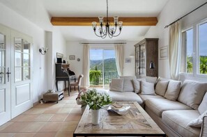 Living area - Villa Thymfalaise - Sea view, quiet, tennis court, private pool (Roquebrune-sur-Argens)