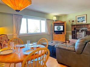 TV - The Penthouse- Hot tub pool shuttle on shuttle off (Killington)