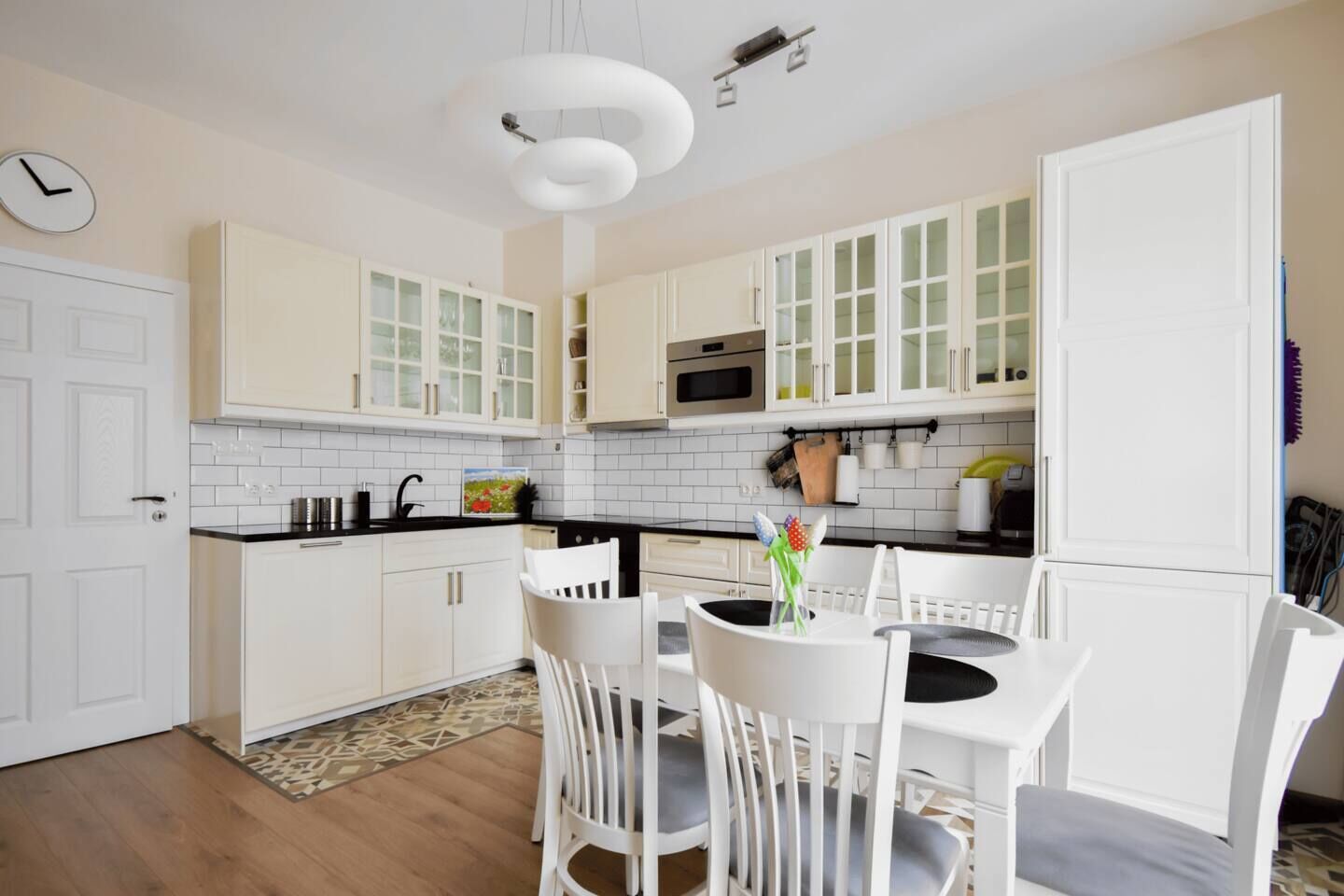 Kylskåp, mikrovågsugn, ugn och spishäll