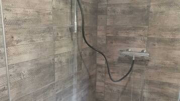 Een douche, een haardroger, handdoeken, zeep