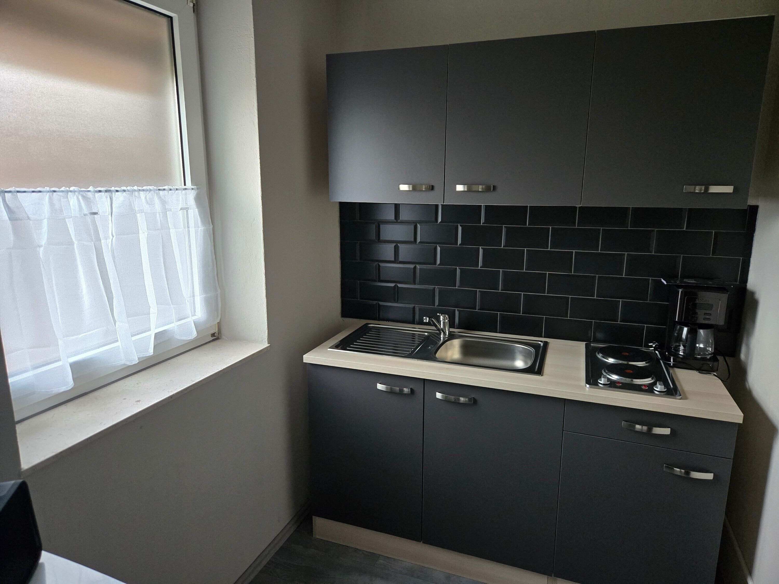 Refrigerador, placa de cocina, cafetera/tetera, utensilios de cocina