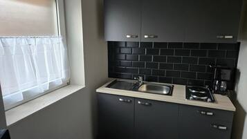 Refrigerador, placa de cocina, cafetera/tetera, utensilios de cocina