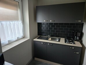 Køleskab, kogeplade, kaffe-/temaskine, køkkentøj/tallerkener/redskaber