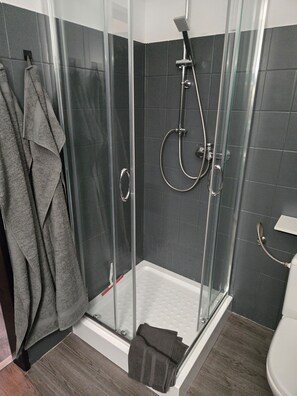 Bruser, hårtørrer, håndklæder