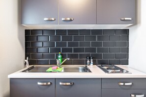 Réfrigérateur, plaque de cuisson, cafetière/bouilloire