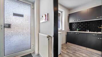 Refrigerador, parrilla de estufa y cafetera y tetera