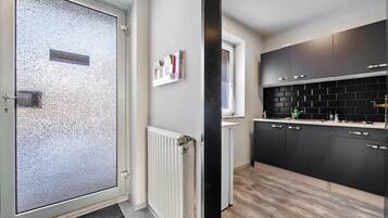 Kühlschrank, Herdplatte, Wasserkocher mit Kaffee-/Teezubehör