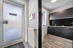 Jääkaappi, liesi, kahvin-/teenkeitin