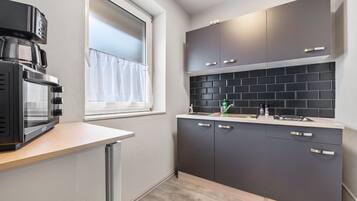 Kühlschrank, Herdplatte, Wasserkocher mit Kaffee-/Teezubehör