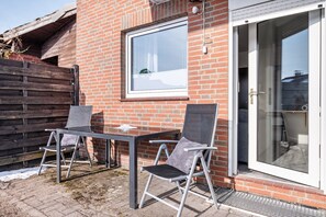 Outdoor dining - Holiday Home 'Klein Aber Fein' with Shared Terrace and Wi-Fi (Worpswede)