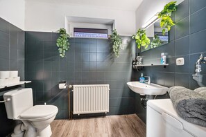 Shower, hair dryer, towels - Holiday Home 'Klein Aber Fein' with Shared Terrace and Wi-Fi (Worpswede)