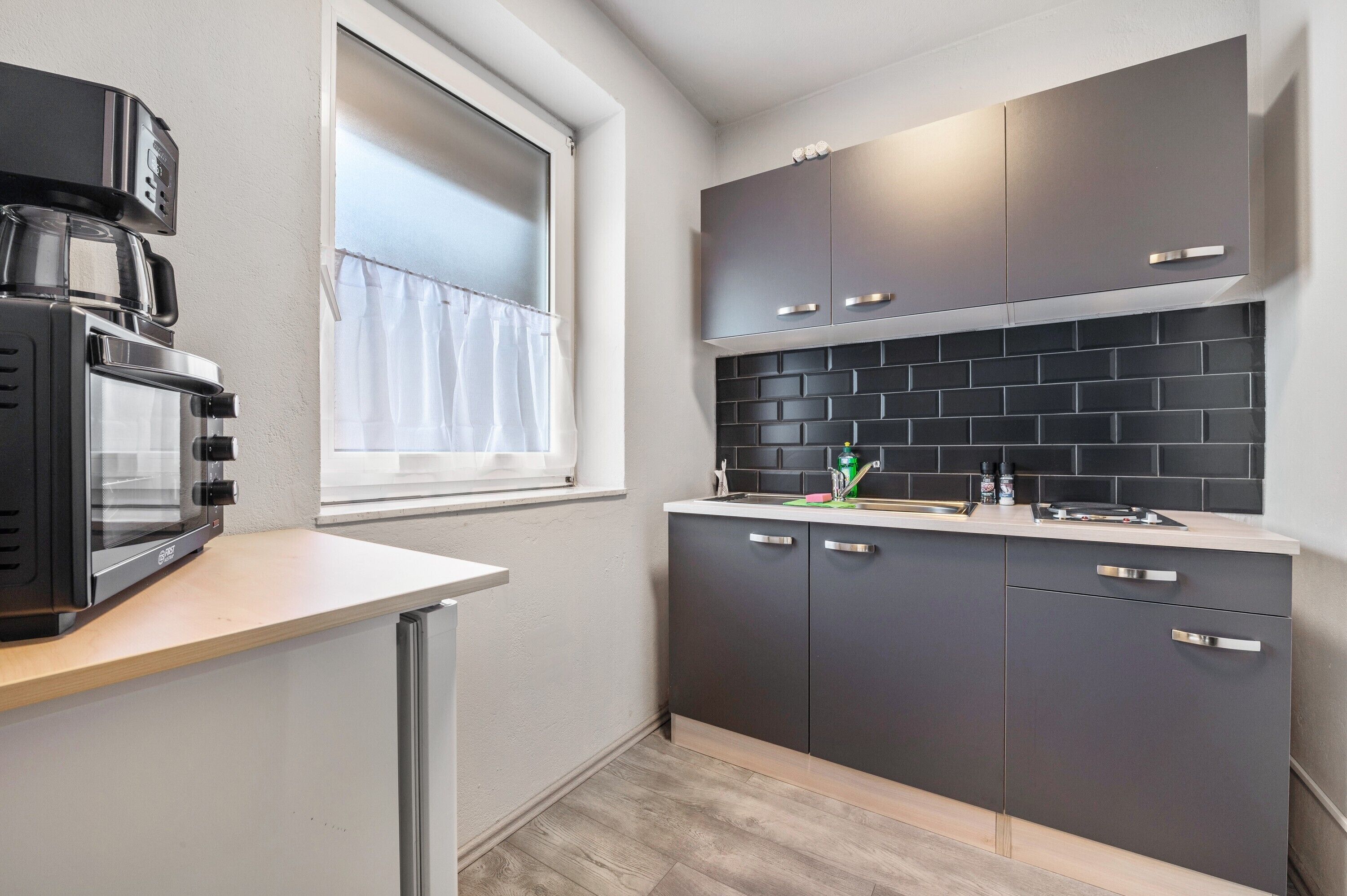 Refrigerador, placa de cocina, cafetera/tetera, utensilios de cocina