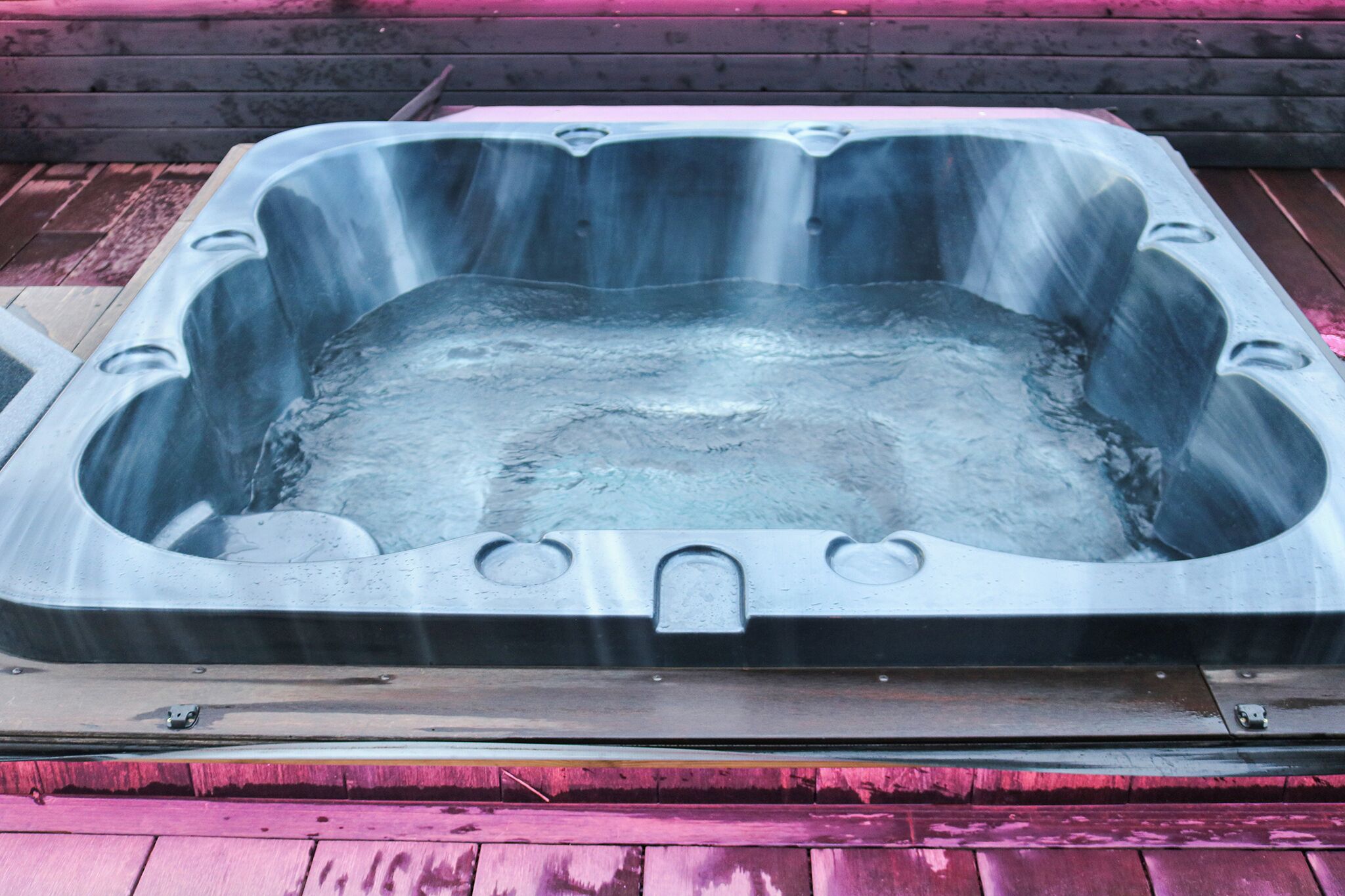 Ein rechteckiges Whirlpoolbecken mit flachem Boden.