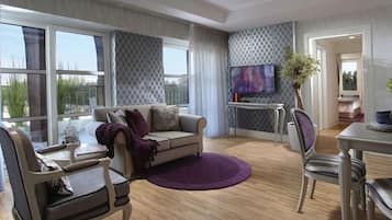 Suite, 1 Schlafzimmer, Balkon | Wohnbereich