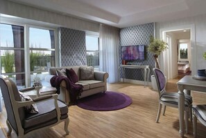 Suite, 1 Schlafzimmer, Balkon | Wohnbereich