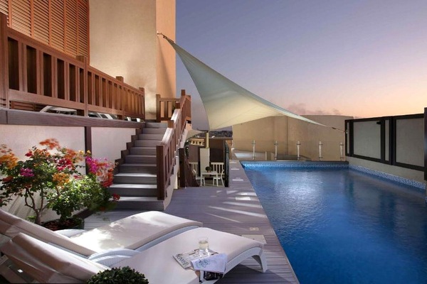 Hồ bơi ngoài trời