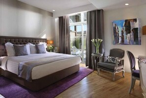 Zimmersafe, Schreibtisch, laptopgeeigneter Arbeitsplatz