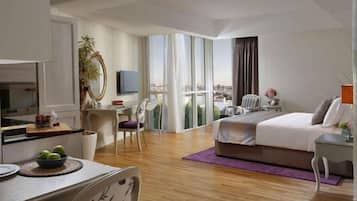 Caja de seguridad en la habitación y escritorio