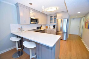 公寓式客房, 2 间卧室 | 私人厨房 | 冰箱、茶具/咖啡用具、烤面包机