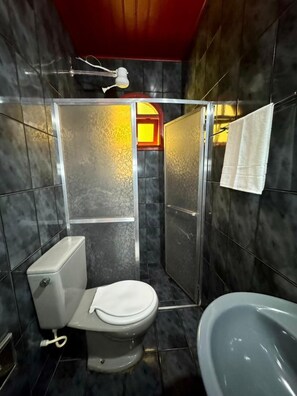 Douche, serviettes fournies, savon, papier toilette