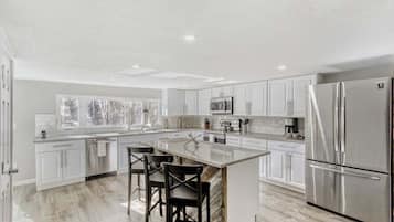 Cabin, 3 Bedrooms | Private kitchen | Fridge, oven, coffee/tea maker, toaster