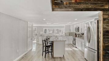 Cabin, 3 Bedrooms | Private kitchen | Fridge, oven, coffee/tea maker, toaster