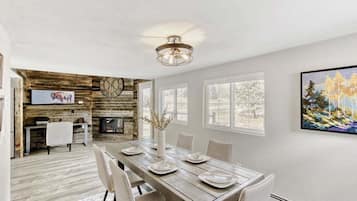 Cabin, 3 Bedrooms | Dining