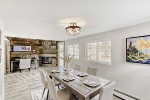 Cabin, 3 Bedrooms | Dining