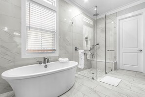 House, 4 Bedrooms | Bathroom - 5960 Sunset Beach: 4br Beachfront Home W/ Pool! 4 Bedroom Home (Fort Myers Beach)