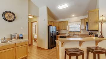 Cabin, 5 Bedrooms | Private kitchen | Fridge, oven, coffee/tea maker, toaster