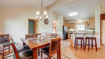 Cabin, 5 Bedrooms | Dining