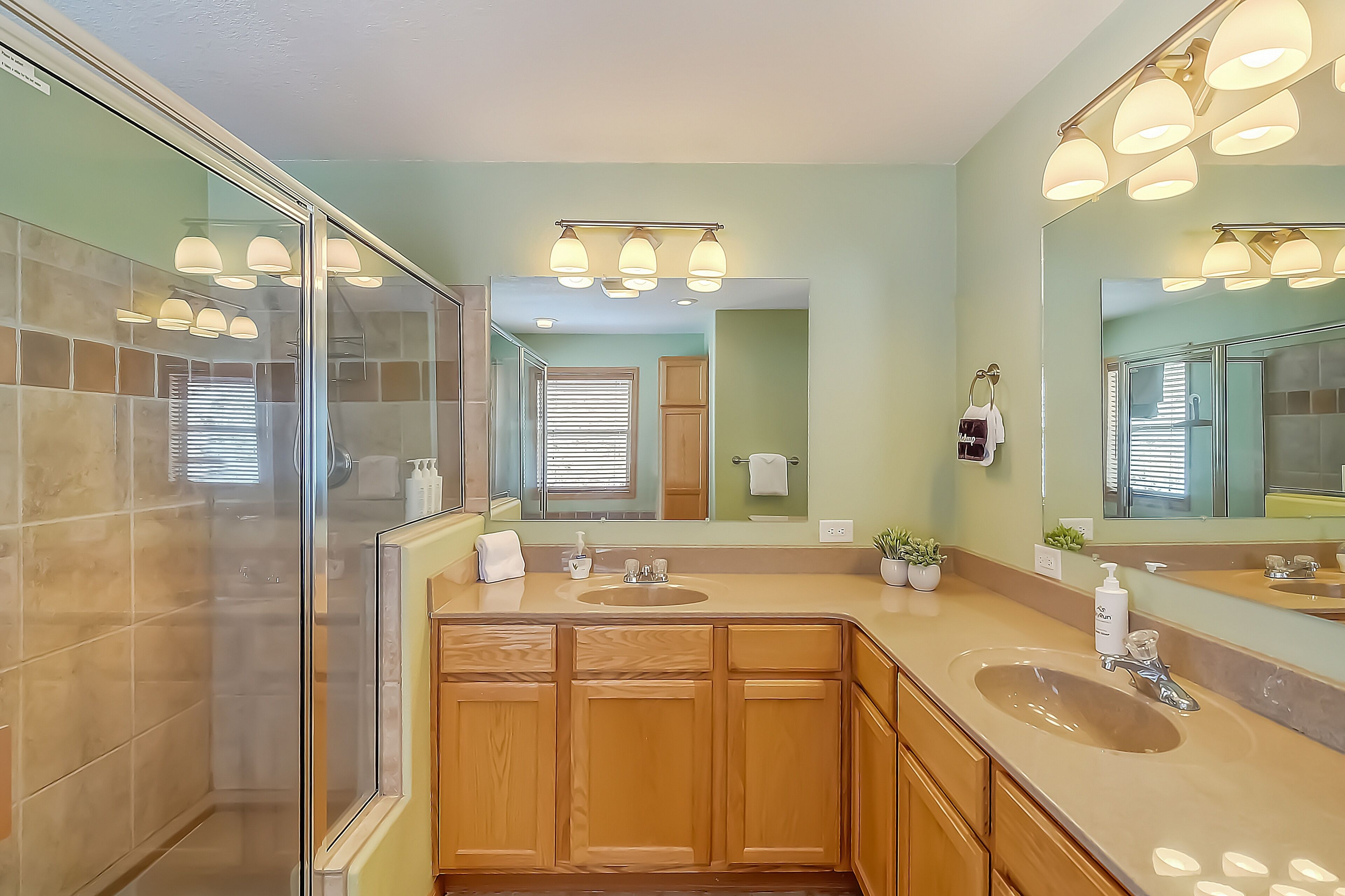 Cabin, 5 Bedrooms | Bathroom | Towels, shampoo