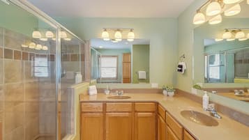 Cabin, 5 Bedrooms | Bathroom | Towels, shampoo