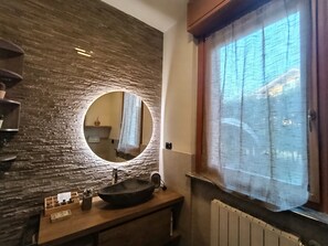 Een douche, een haardroger, een bidet, handdoeken