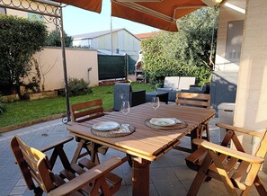 Outdoor dining - Italian Garden Retreat near Milan - Easy Metro Access - Free Parking, A/C (Brugherio)