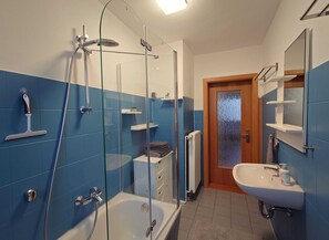 Hair dryer, towels, soap, toilet paper - Modern & quiet vacation apartment on the Rennsteig to feel good (Masserberg)
