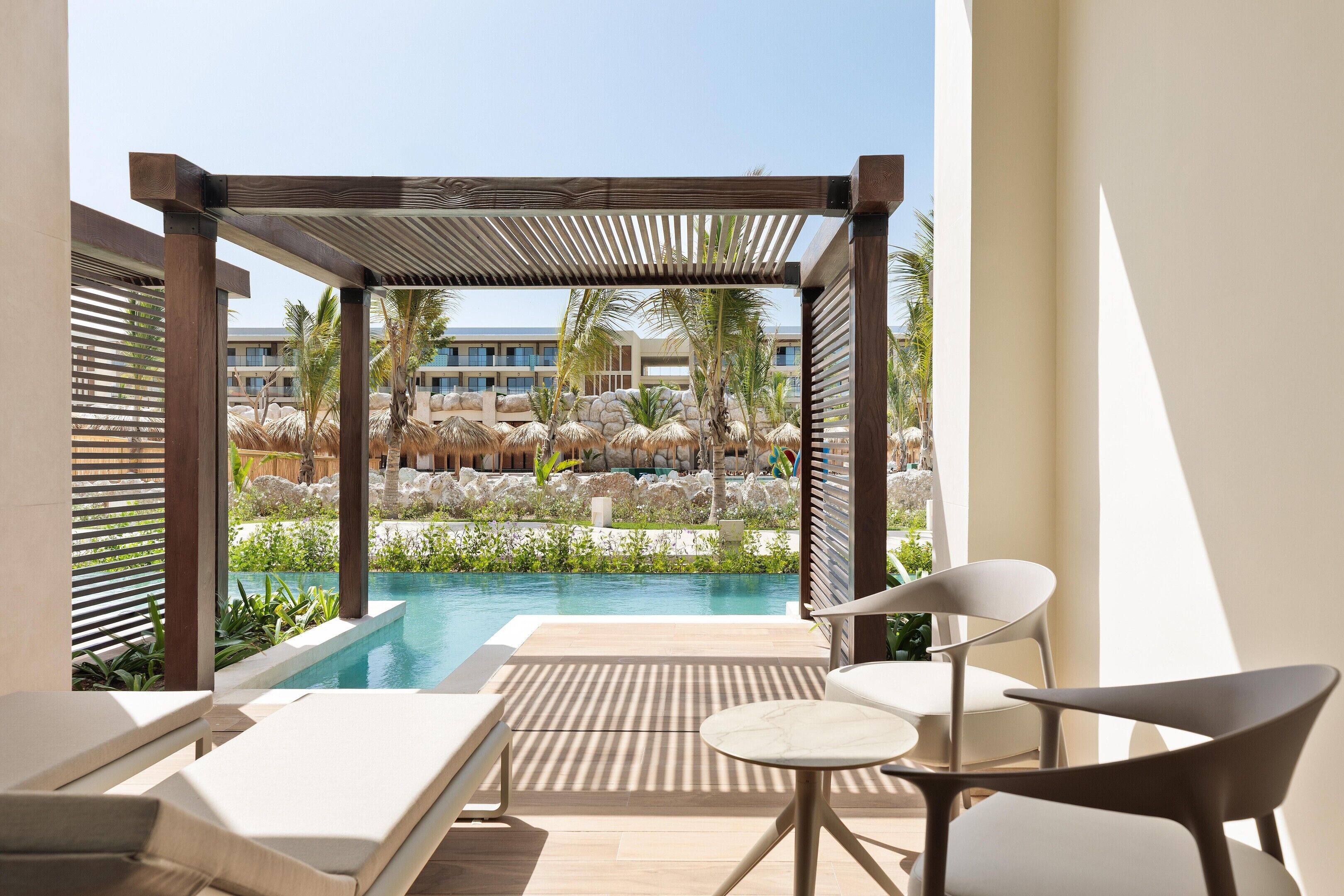5 outdoor pools, open 8:00 AM to 6:30 PM, pool cabanas (surcharge)