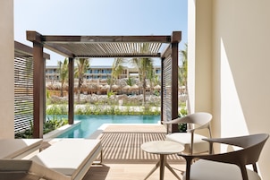 5 piscinas al aire libre, camas de piscina con cargo, sombrillas
