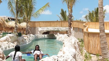 Un espace piscine agrémenté d’une clôture en bois, de palmiers et d’un ciel dégagé.