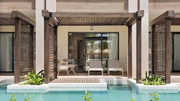 5 outdoor pools, open 8:00 AM to 6:30 PM, cabanas (surcharge)