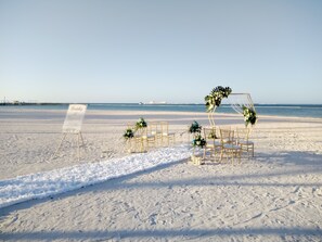 Sur la plage, sable blanc, chaise longue, parasol
