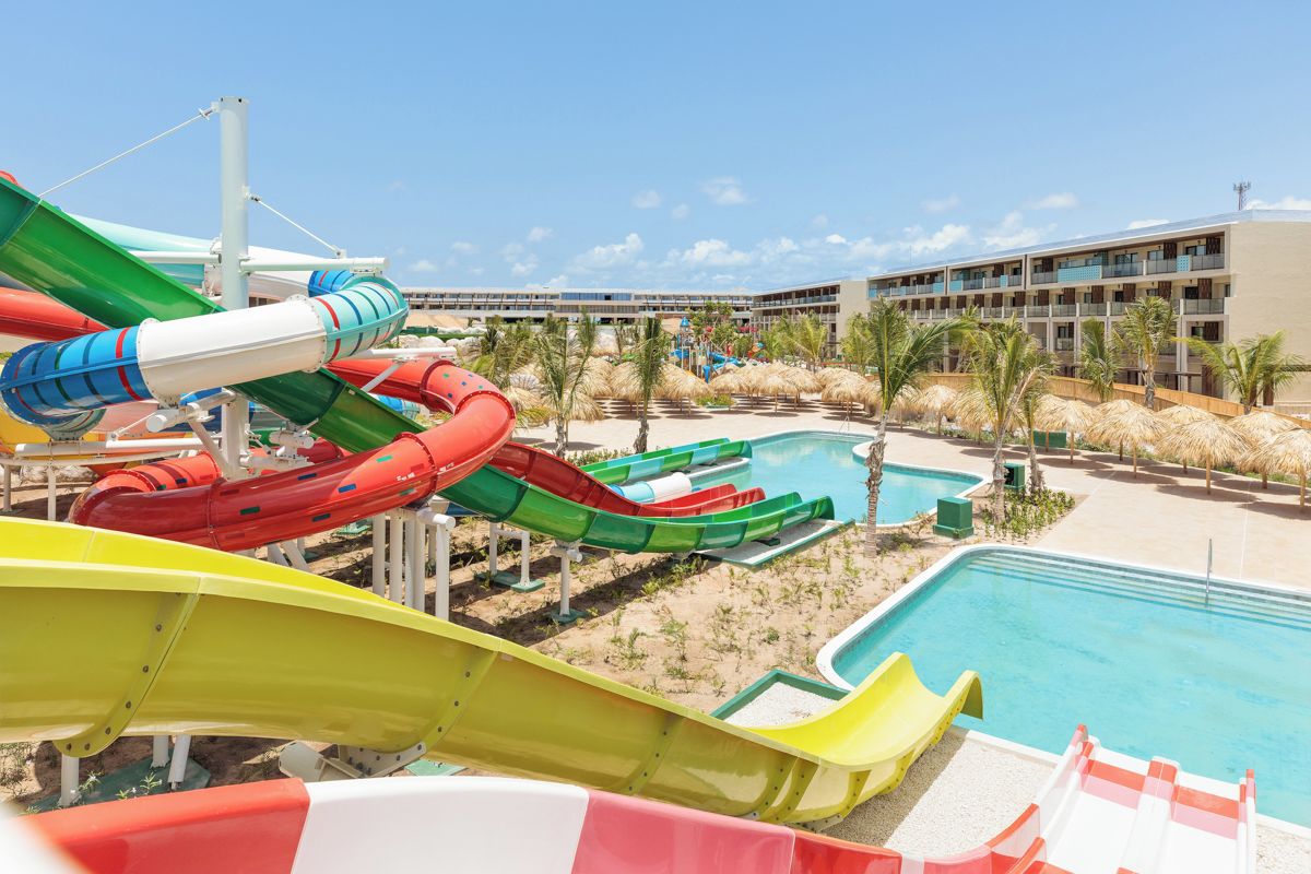 Een waterpark met glijbanen en een zwembad.