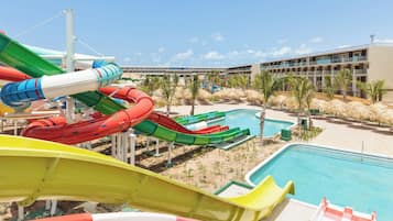 Een waterpark met glijbanen en een zwembad.