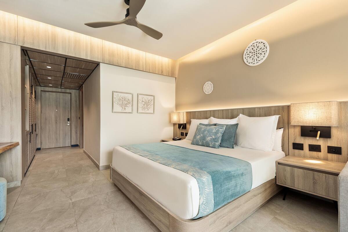 Minibar con artículos gratuitos y caja de seguridad en la habitación 