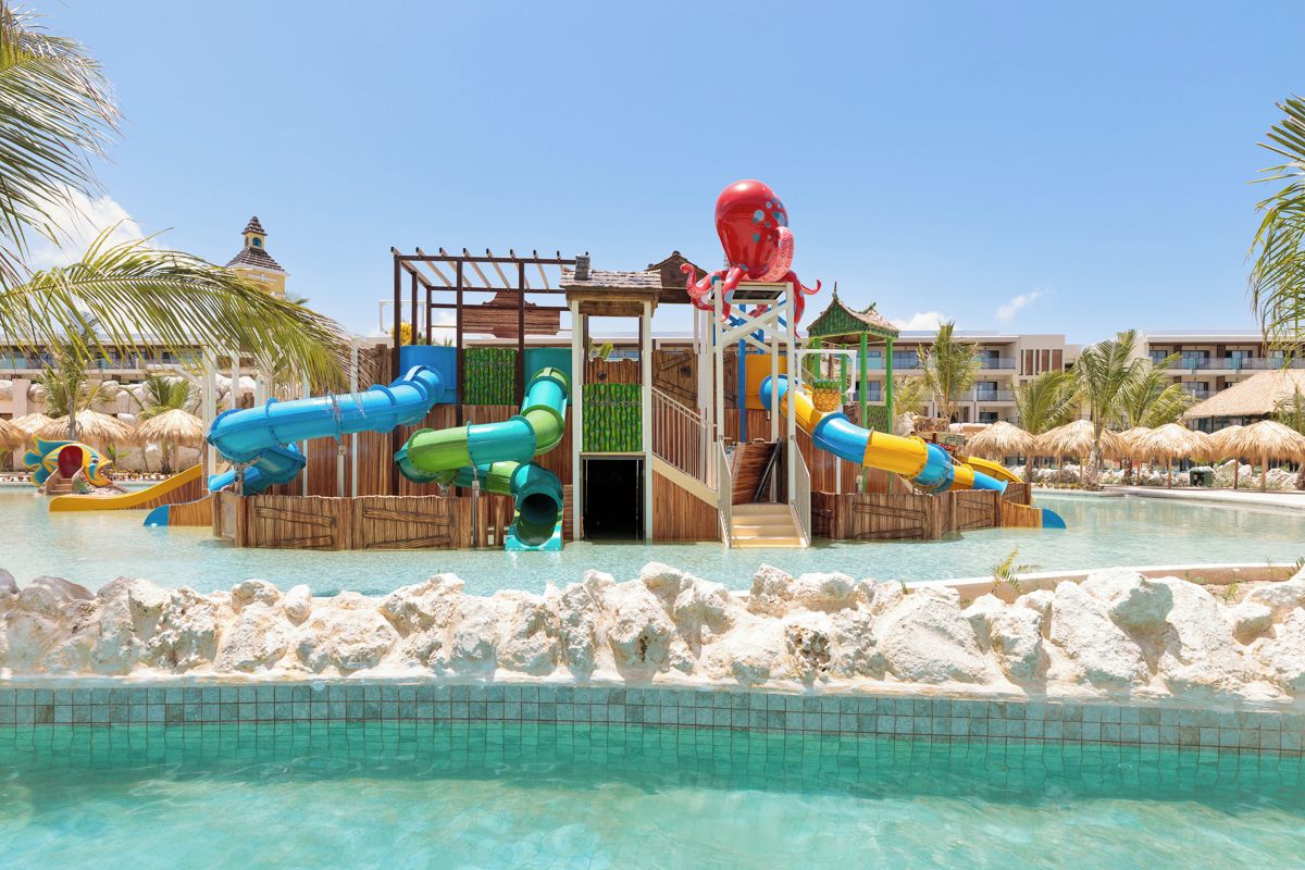 Un parco acquatico con scivoli e un'attrazione a tema polpo.